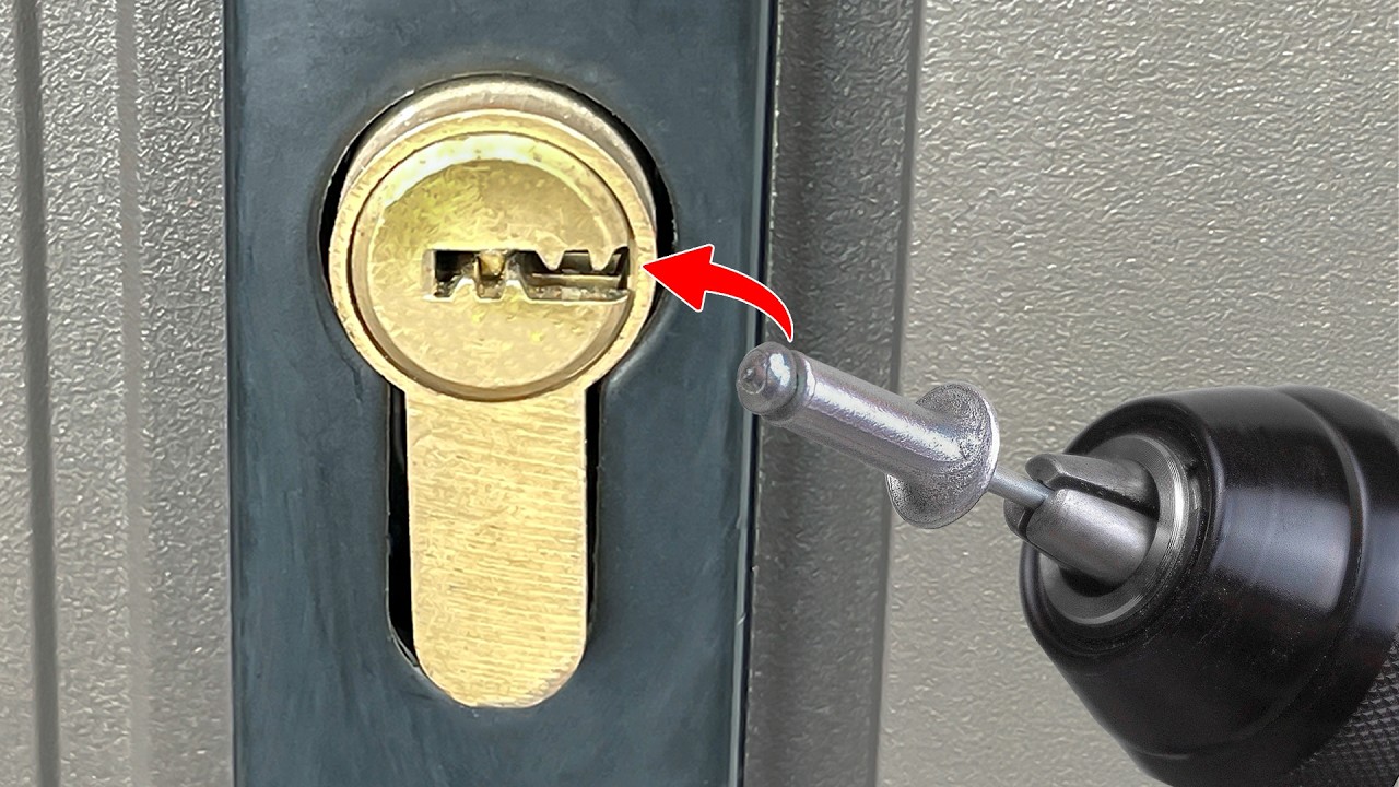 Read more about the article Billions Of People Don’t Know About Emergency Opening Of Doors Without A Key😱!!