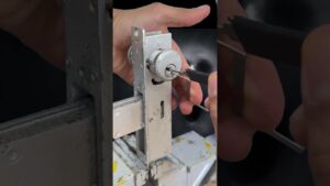Read more about the article Cómo abrir una cerradura de emergencia, el truco más utilizado por los cerrajeros 🚨🔥🐲❌