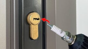 Read more about the article Emergency Unlocking Method Without The Door! The Locksmith’s Secret