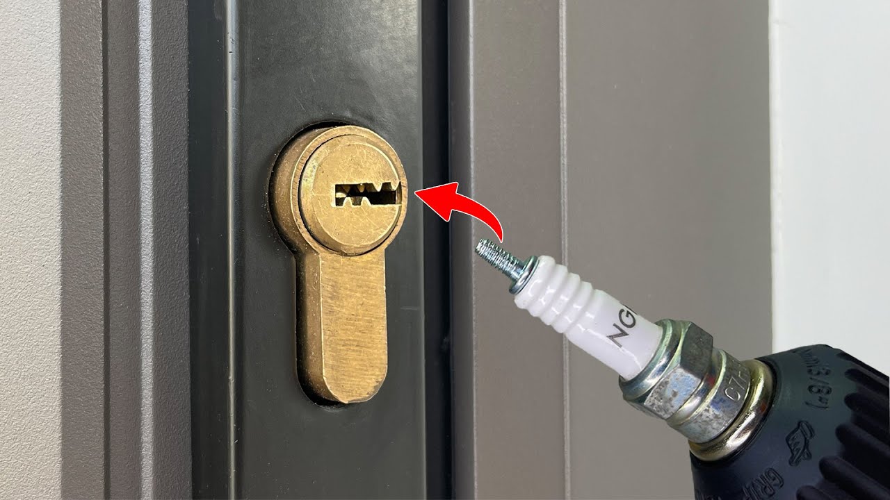 Read more about the article Emergency Unlocking Method Without The Door! The Locksmith’s Secret
