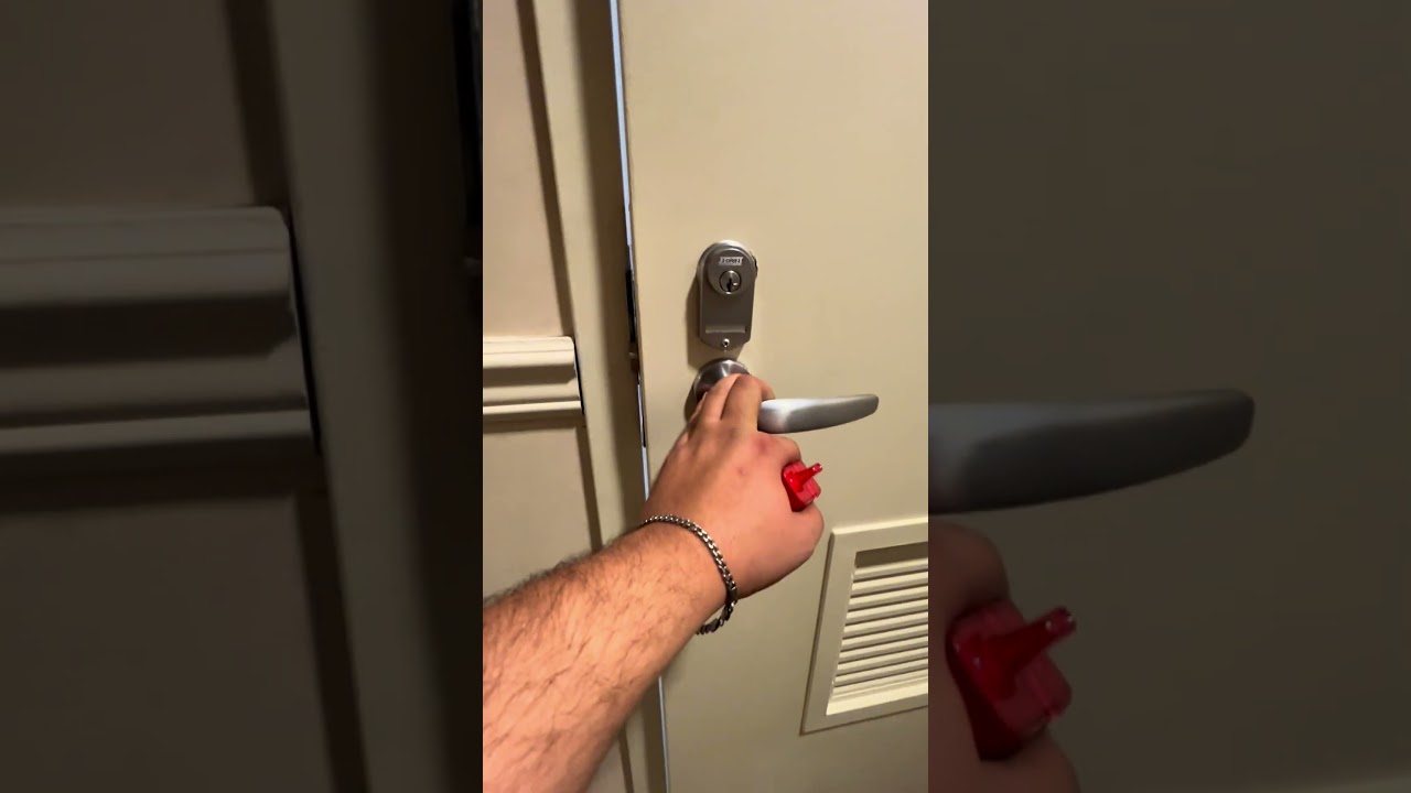 Read more about the article Residential Locksmith Services / Door Lock Service