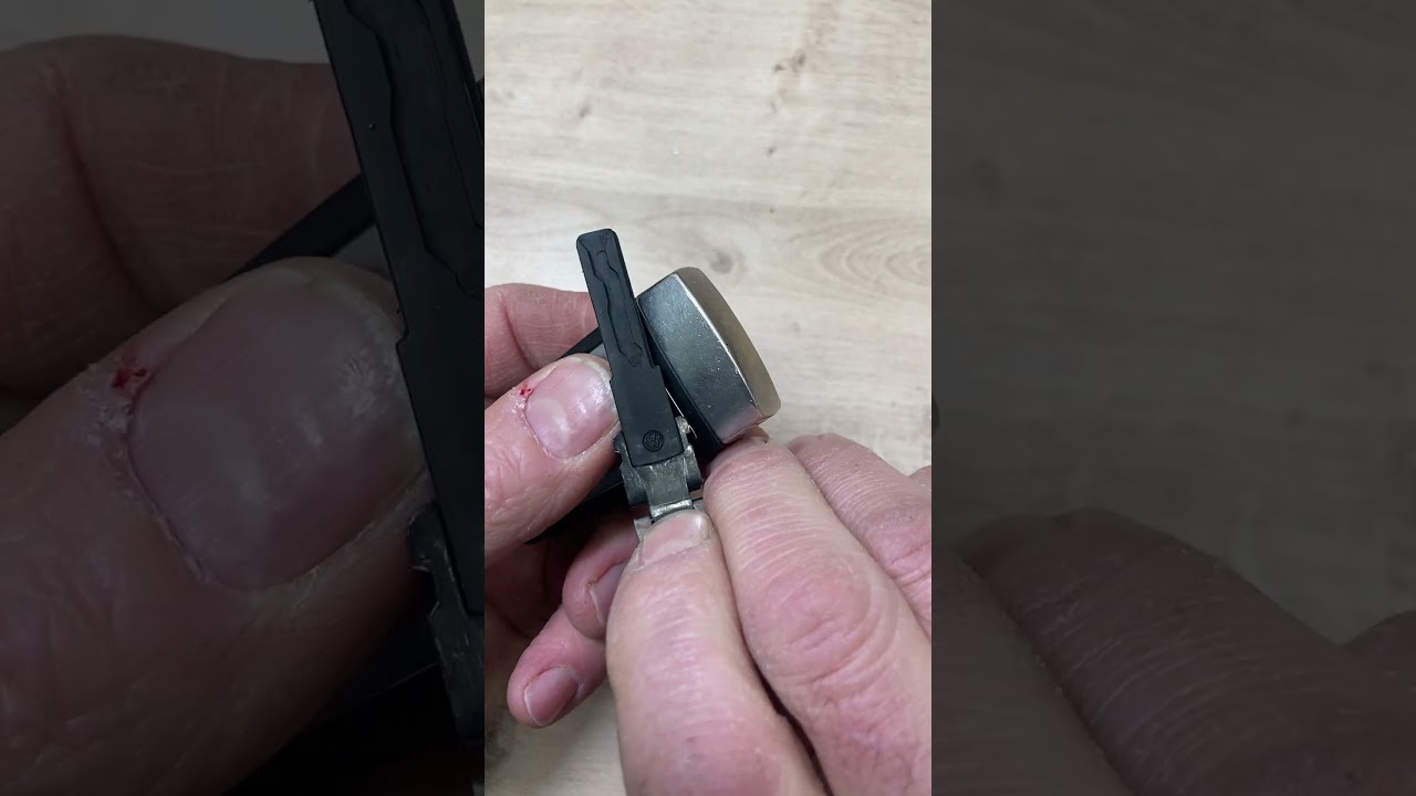 Read more about the article VW Passat car key battery-EASY DIY #automobile #carkeys #mechanic #VW #passat