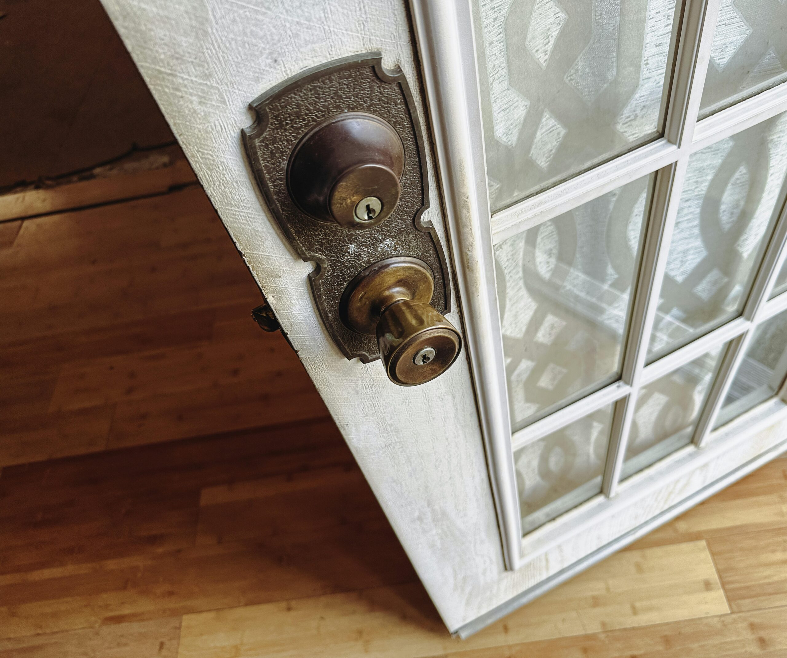 Read more about the article Rekeying vs. Replacing Locks – What’s Better for Minnesota Homes?